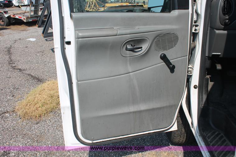 image for item I8242 2004 Ford E350 Super Duty Extended cargo van