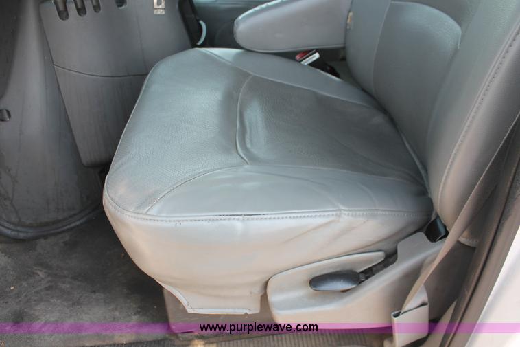 image for item I8242 2004 Ford E350 Super Duty Extended cargo van