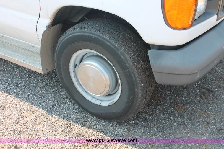 image for item I8242 2004 Ford E350 Super Duty Extended cargo van