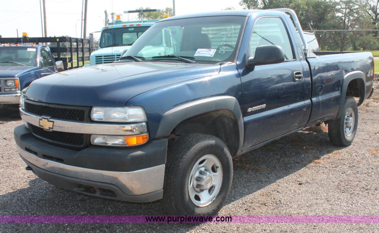 image for item I8243 2002 Chevrolet Silverado 2500HD pickup truck