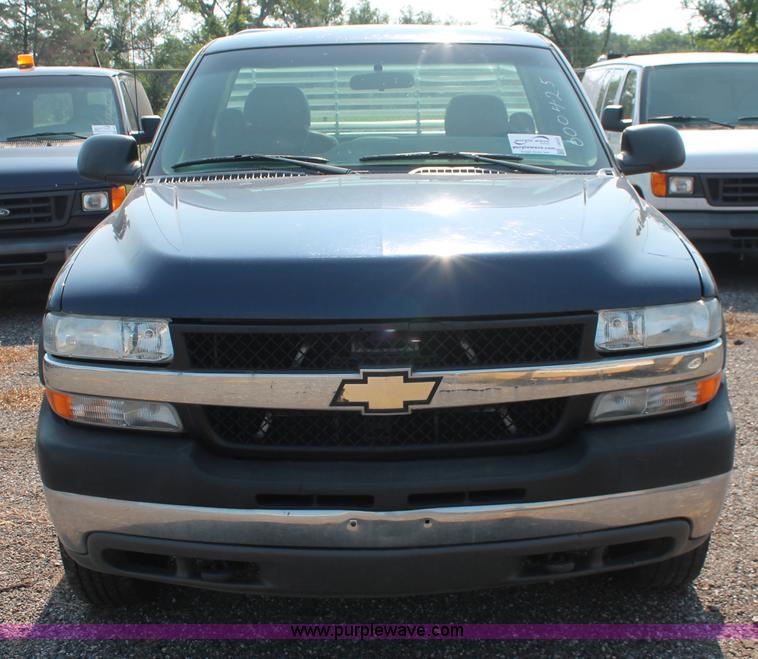 image for item I8243 2002 Chevrolet Silverado 2500HD pickup truck