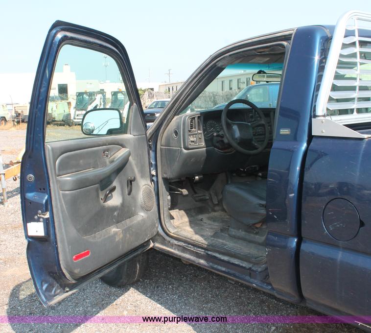 image for item I8243 2002 Chevrolet Silverado 2500HD pickup truck