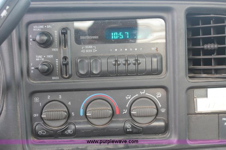 image for item I8243 2002 Chevrolet Silverado 2500HD pickup truck