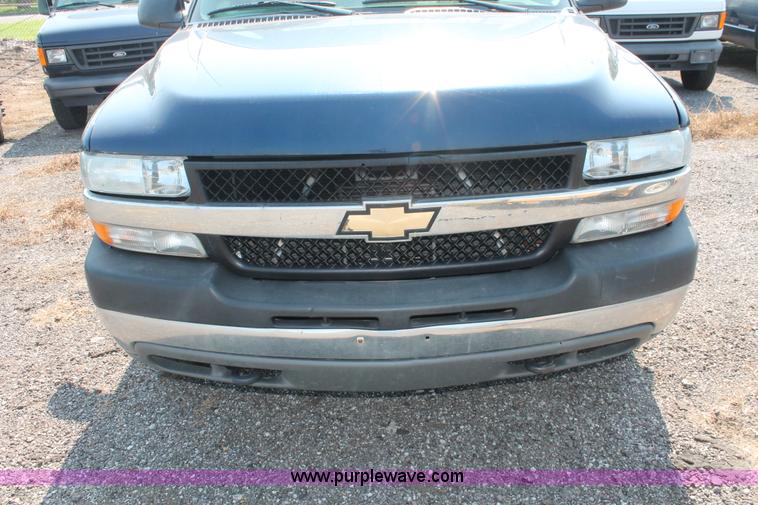 image for item I8243 2002 Chevrolet Silverado 2500HD pickup truck