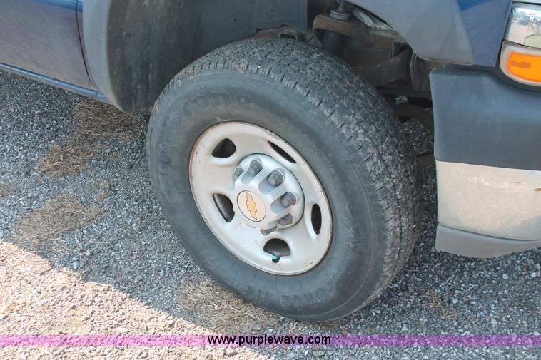 image for item I8243 2002 Chevrolet Silverado 2500HD pickup truck