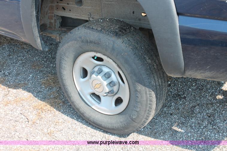 image for item I8243 2002 Chevrolet Silverado 2500HD pickup truck