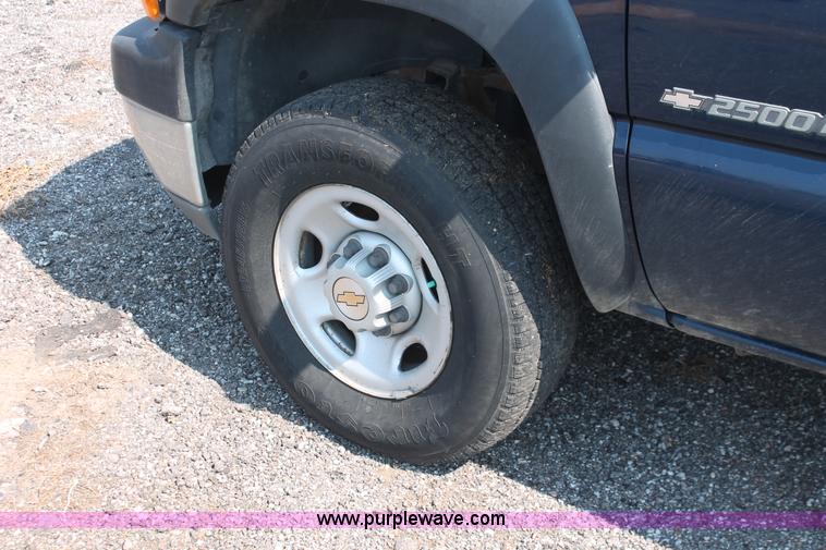 image for item I8243 2002 Chevrolet Silverado 2500HD pickup truck
