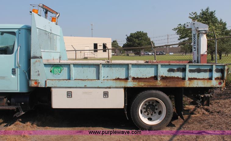 image for item I8245 2000 International 4700 Lo-Profile flatbed/crane body truck