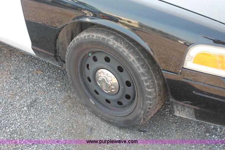 image for item I8247 2009 Ford Crown Victoria Police Interceptor