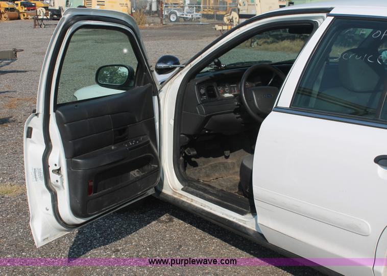 image for item I8249 2006 Ford Crown Victoria Police Interceptor