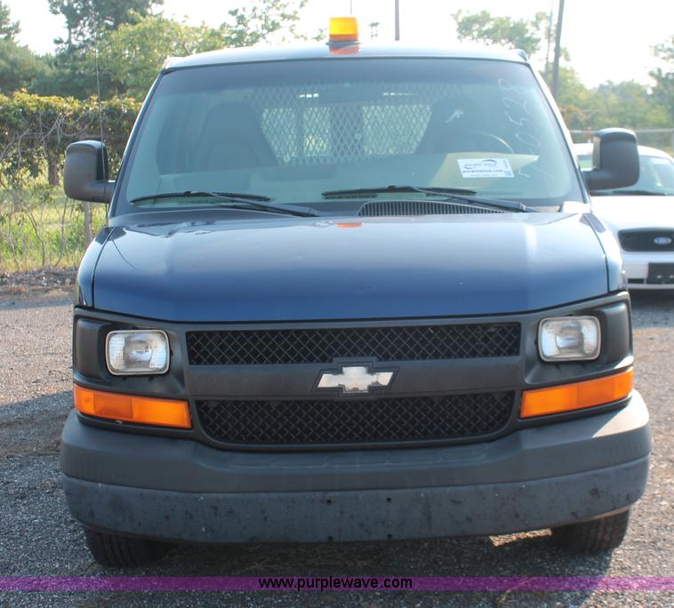 image for item I8250 2003 Chevrolet Express 2500 Cargo van