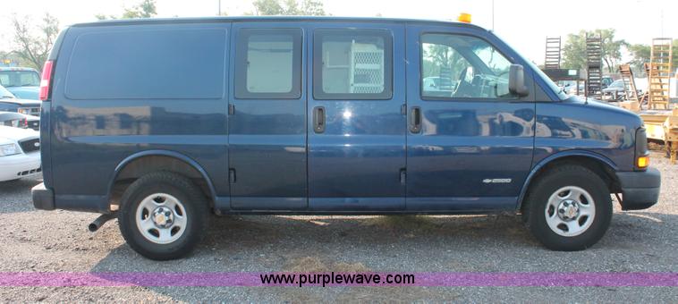 image for item I8250 2003 Chevrolet Express 2500 Cargo van
