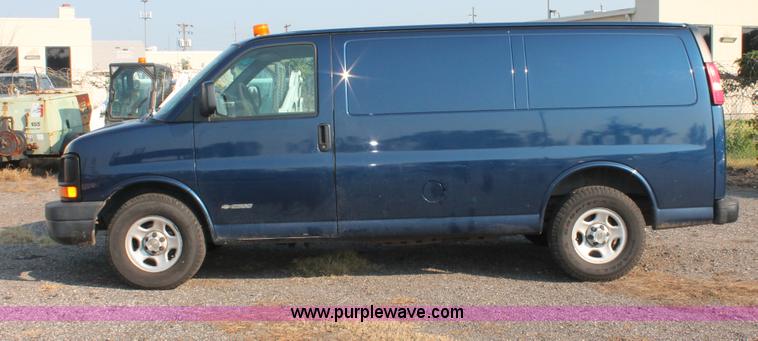 image for item I8250 2003 Chevrolet Express 2500 Cargo van