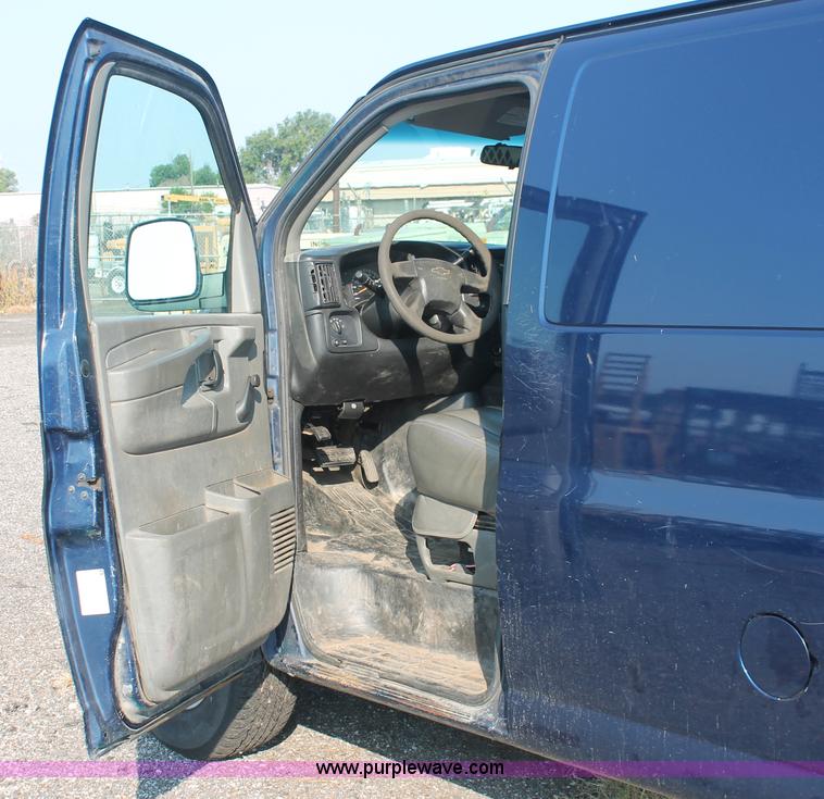 image for item I8250 2003 Chevrolet Express 2500 Cargo van