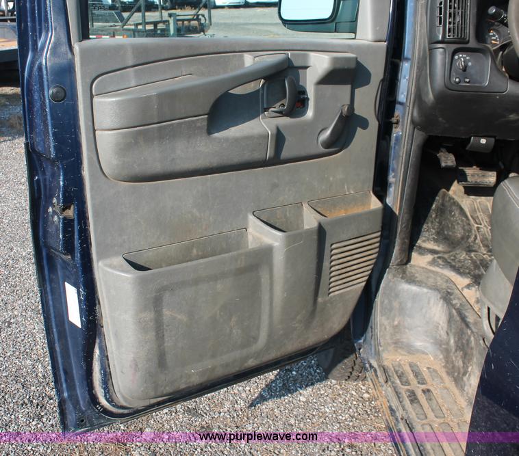 image for item I8250 2003 Chevrolet Express 2500 Cargo van