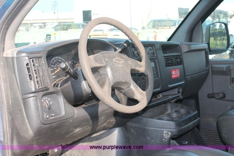 image for item I8250 2003 Chevrolet Express 2500 Cargo van
