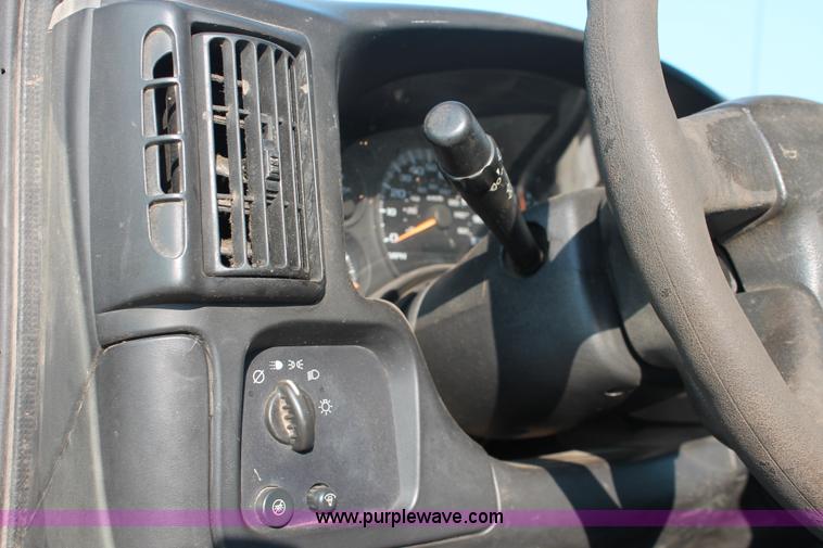 image for item I8250 2003 Chevrolet Express 2500 Cargo van
