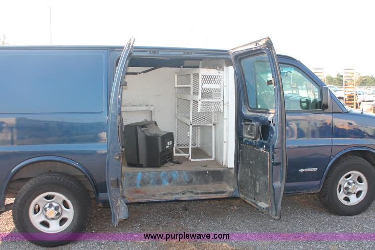 image for item I8250 2003 Chevrolet Express 2500 Cargo van