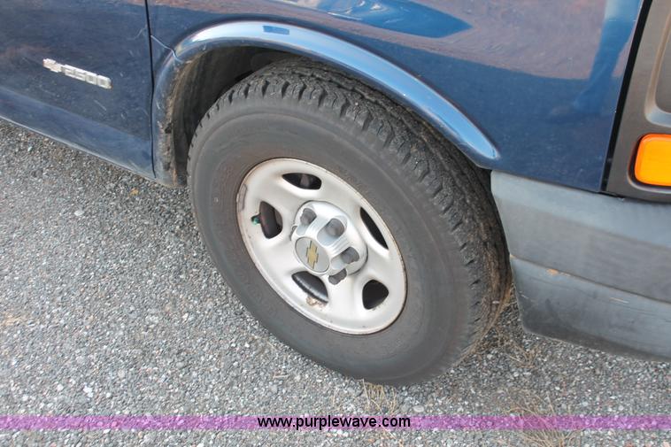 image for item I8250 2003 Chevrolet Express 2500 Cargo van