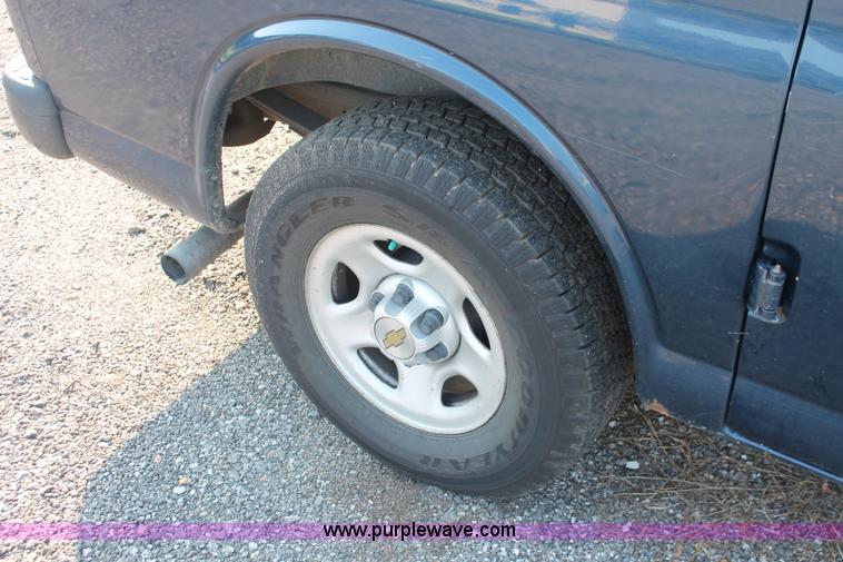 image for item I8250 2003 Chevrolet Express 2500 Cargo van