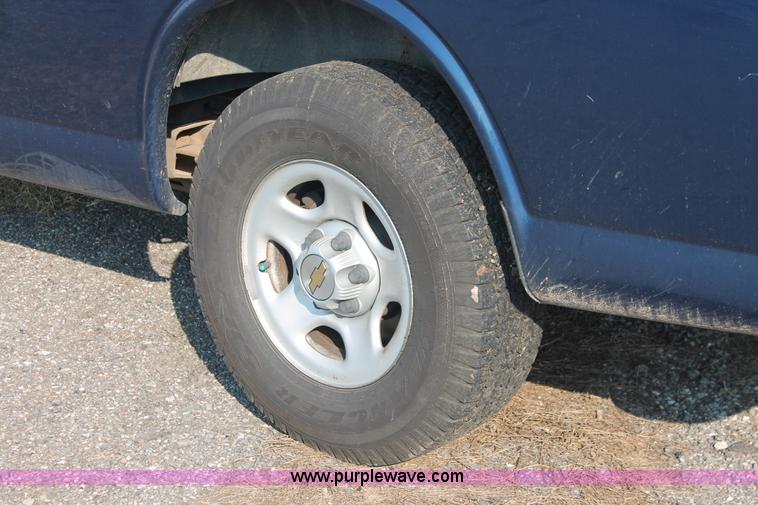 image for item I8250 2003 Chevrolet Express 2500 Cargo van