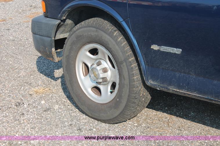image for item I8250 2003 Chevrolet Express 2500 Cargo van