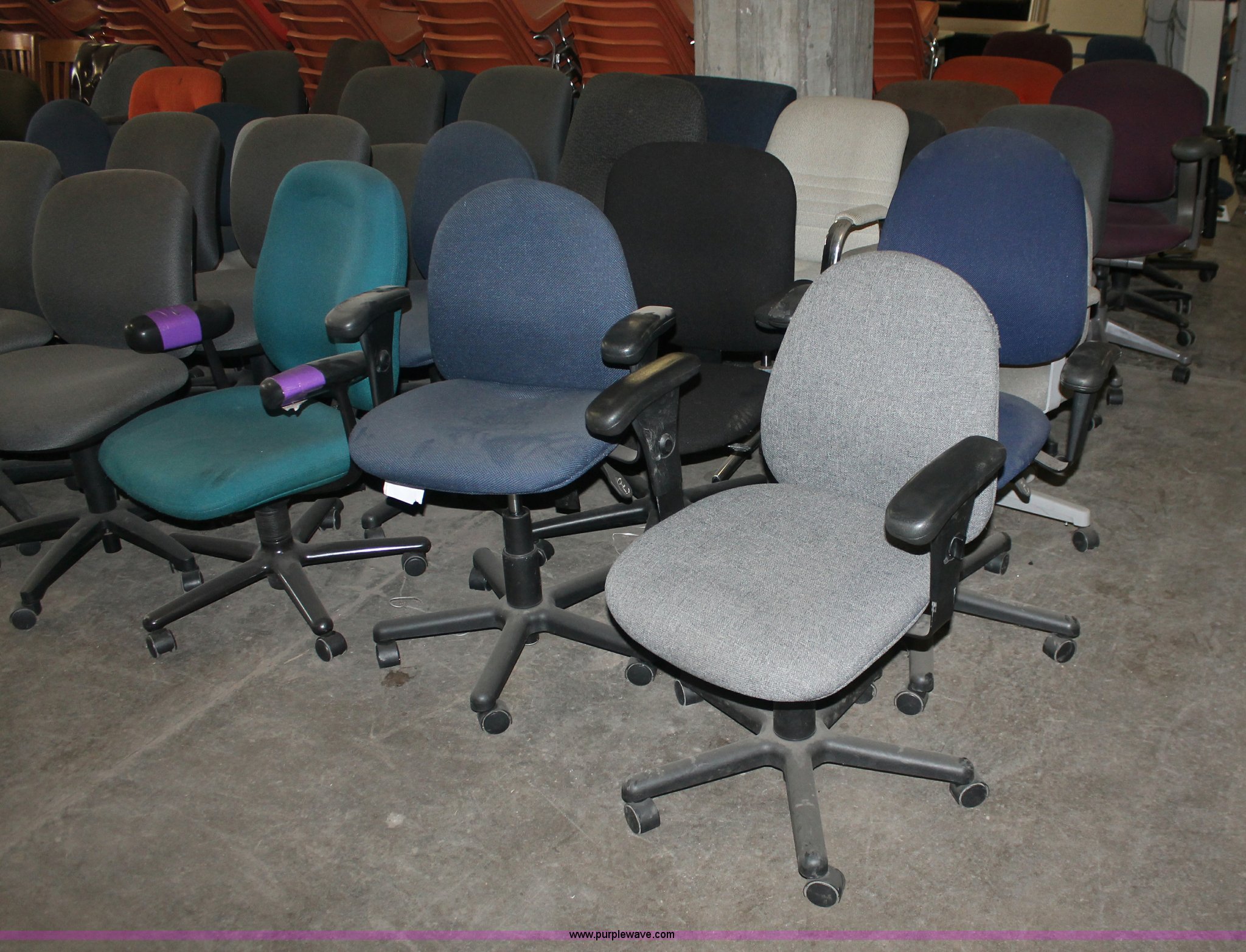 Approximately 41 assorted office chairs in Wichita, KS Item AN9634