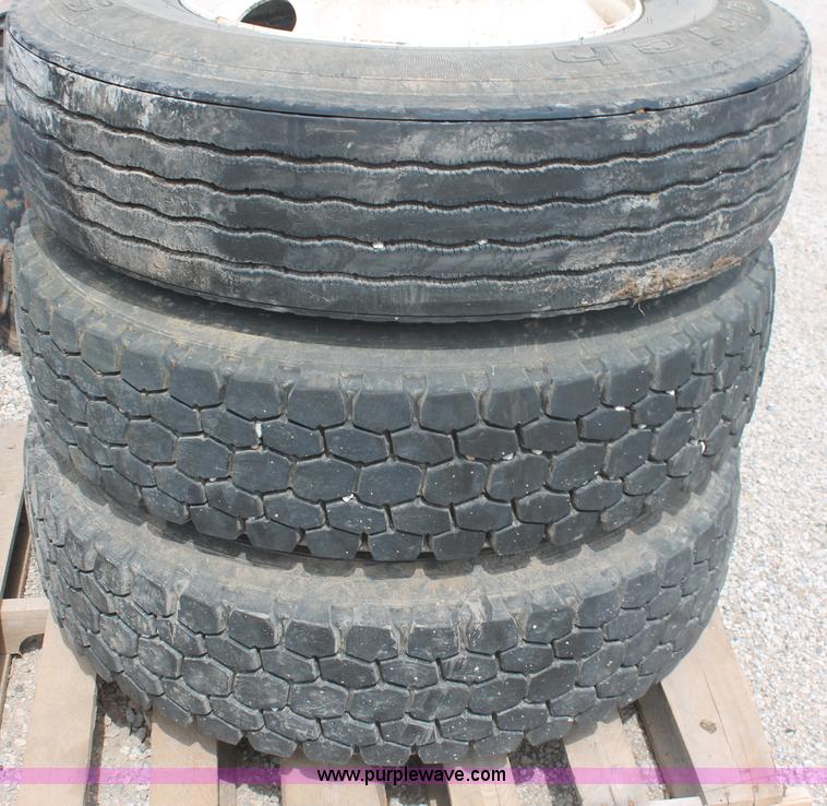 image for item AV9132 (6) 11R22.5 tires and wheels