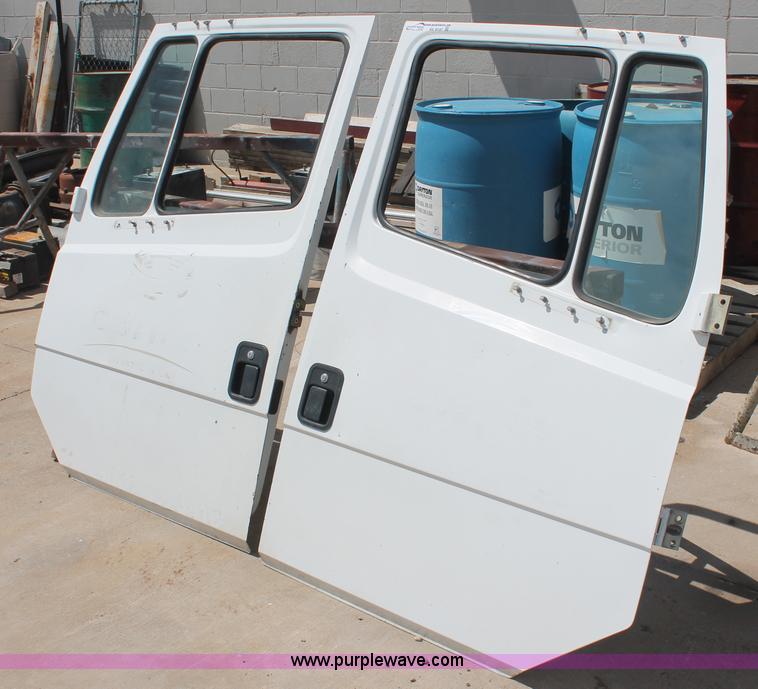image for item AV9137 (2) 1995 Freightliner FL70 doors with side mirrors