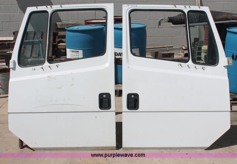 image for item AV9137 (2) 1995 Freightliner FL70 doors with side mirrors