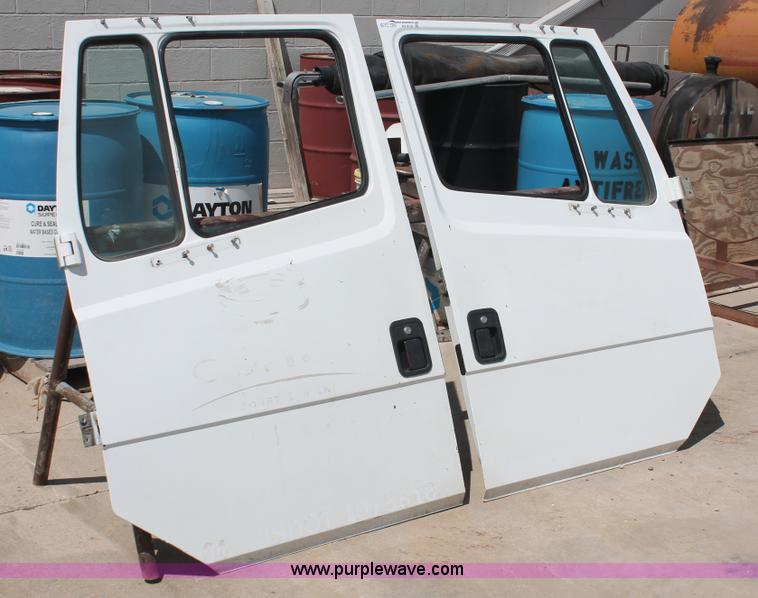 image for item AV9137 (2) 1995 Freightliner FL70 doors with side mirrors