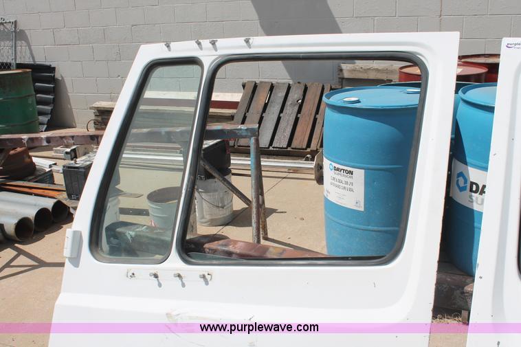 image for item AV9137 (2) 1995 Freightliner FL70 doors with side mirrors