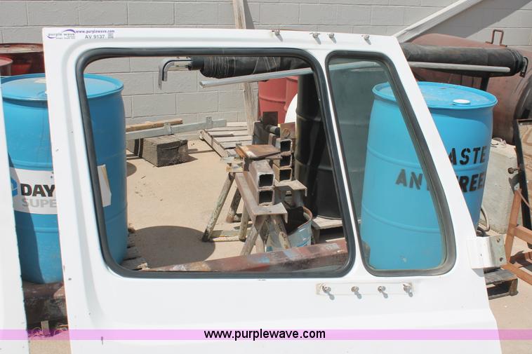 image for item AV9137 (2) 1995 Freightliner FL70 doors with side mirrors