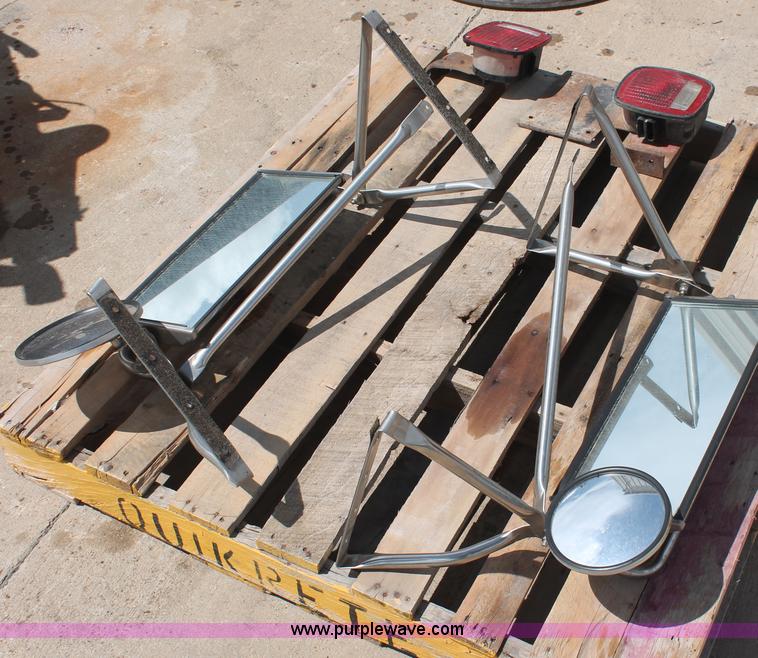 image for item AV9137 (2) 1995 Freightliner FL70 doors with side mirrors