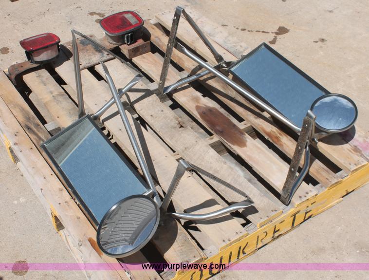 image for item AV9137 (2) 1995 Freightliner FL70 doors with side mirrors