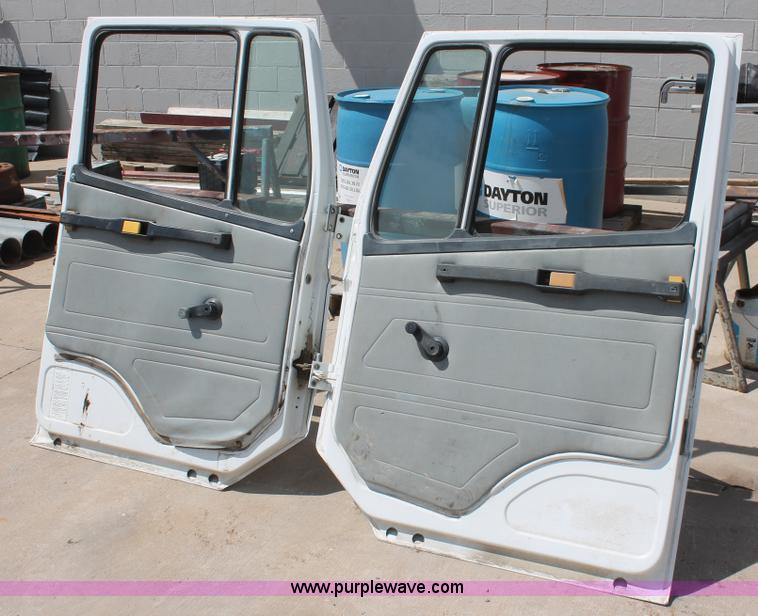 image for item AV9137 (2) 1995 Freightliner FL70 doors with side mirrors