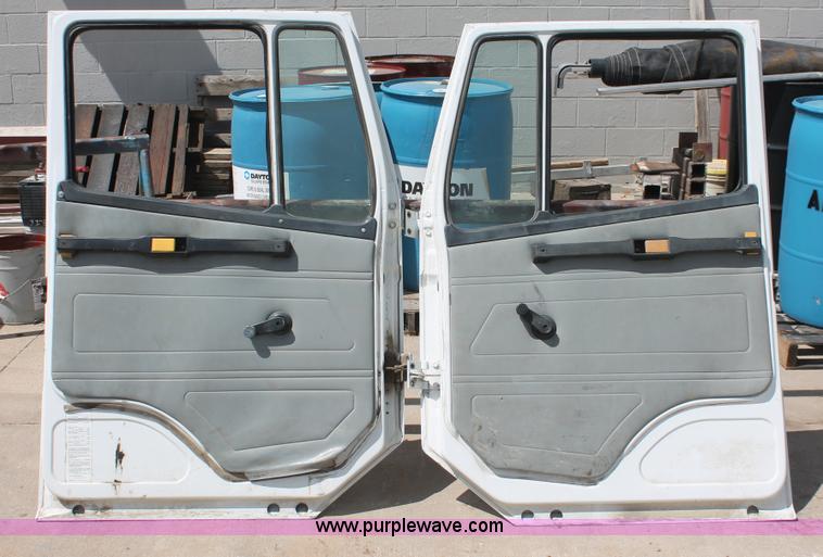 image for item AV9137 (2) 1995 Freightliner FL70 doors with side mirrors
