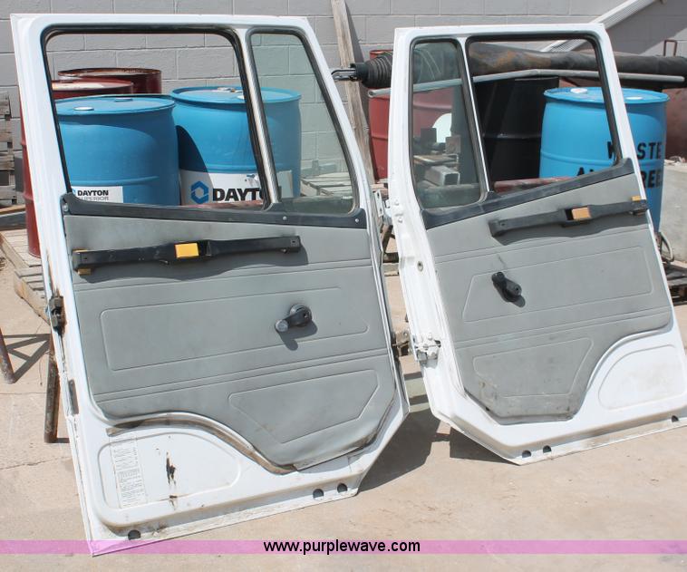 image for item AV9137 (2) 1995 Freightliner FL70 doors with side mirrors