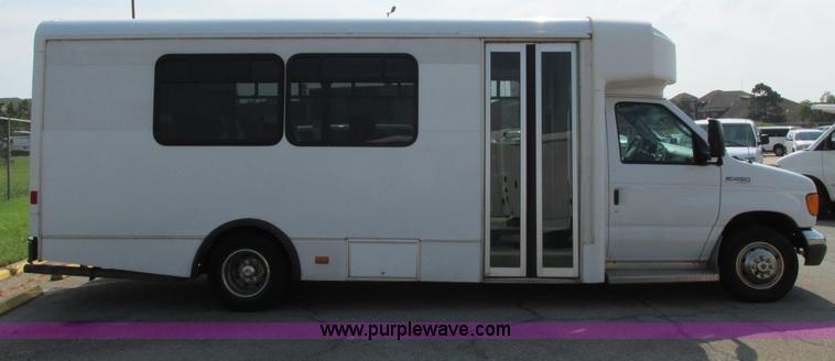 image for item B4790 2006 Ford E450 transit vehicle