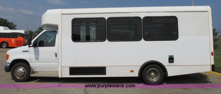 image for item B4790 2006 Ford E450 transit vehicle