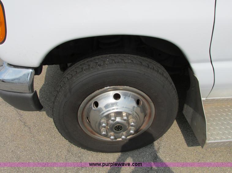 image for item B4790 2006 Ford E450 transit vehicle