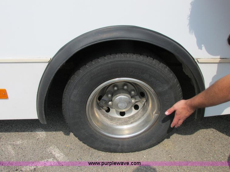 image for item B4790 2006 Ford E450 transit vehicle