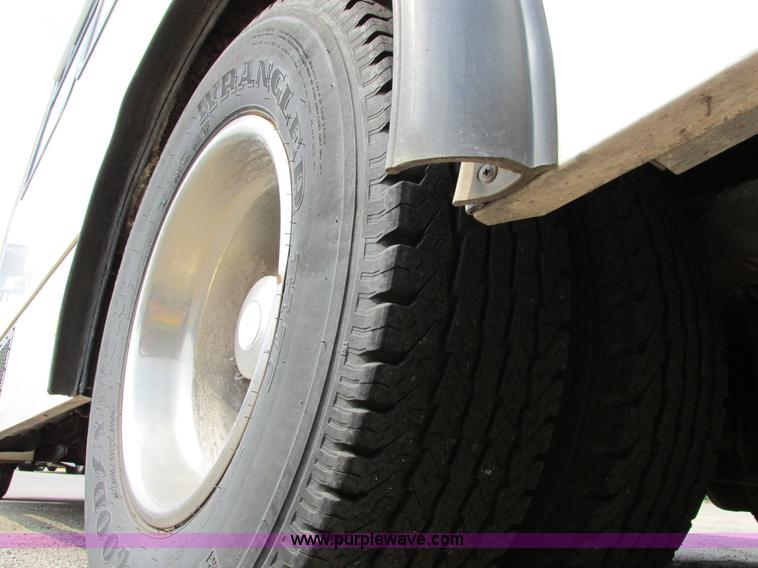 image for item B4790 2006 Ford E450 transit vehicle