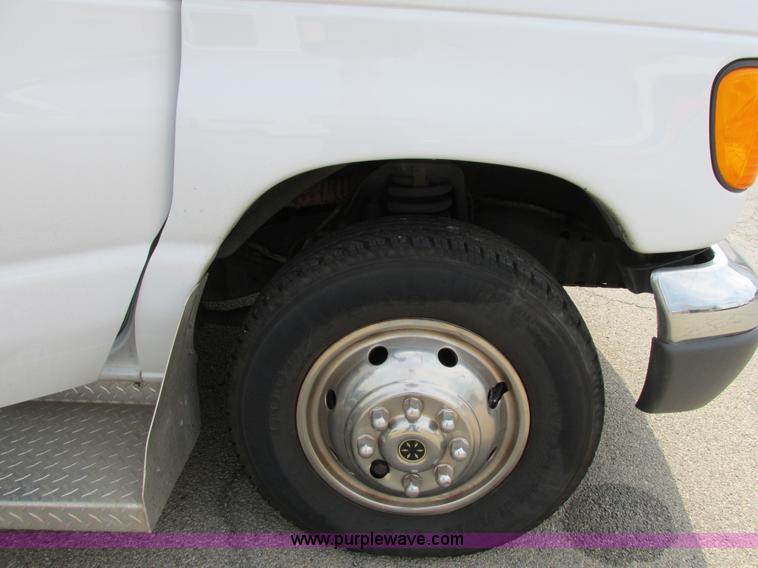 image for item B4790 2006 Ford E450 transit vehicle