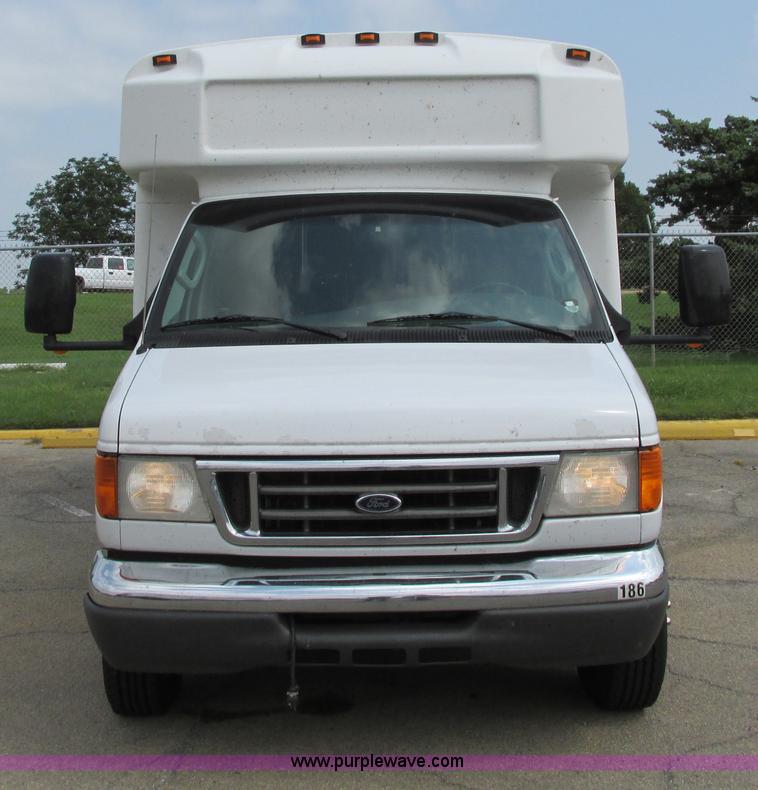 image for item B4791 2006 Ford E450 transit vehicle