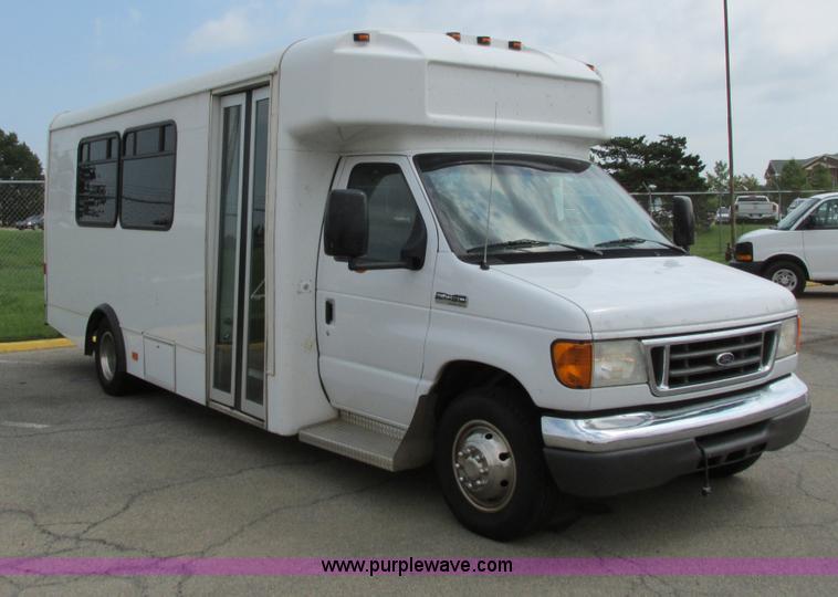 image for item B4791 2006 Ford E450 transit vehicle