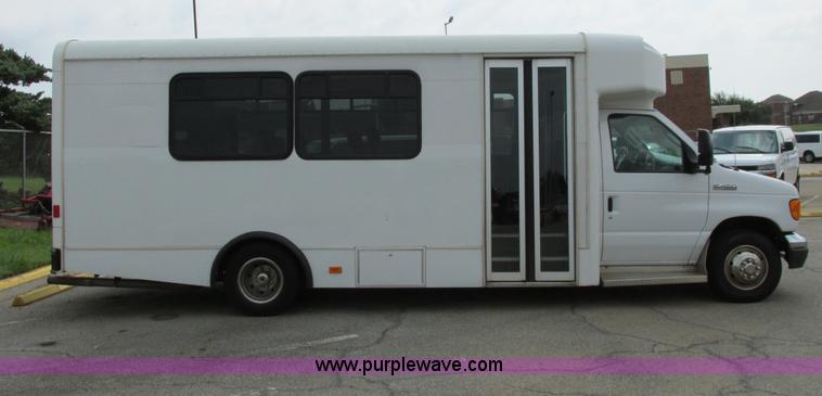 image for item B4791 2006 Ford E450 transit vehicle