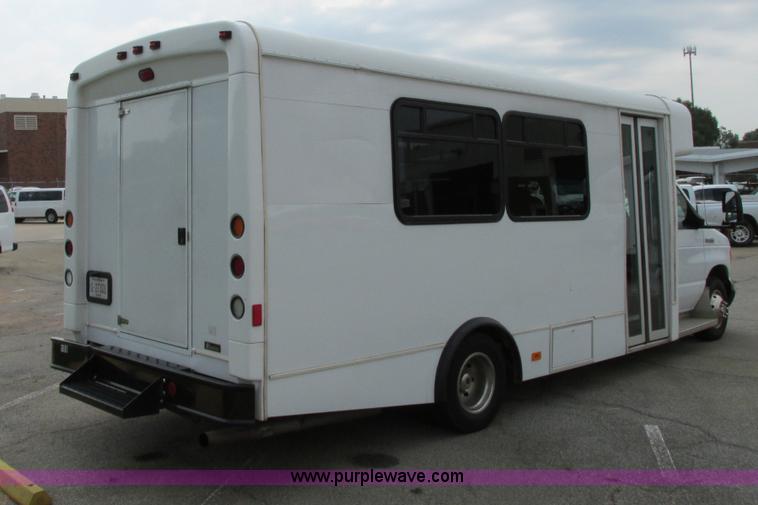 image for item B4791 2006 Ford E450 transit vehicle