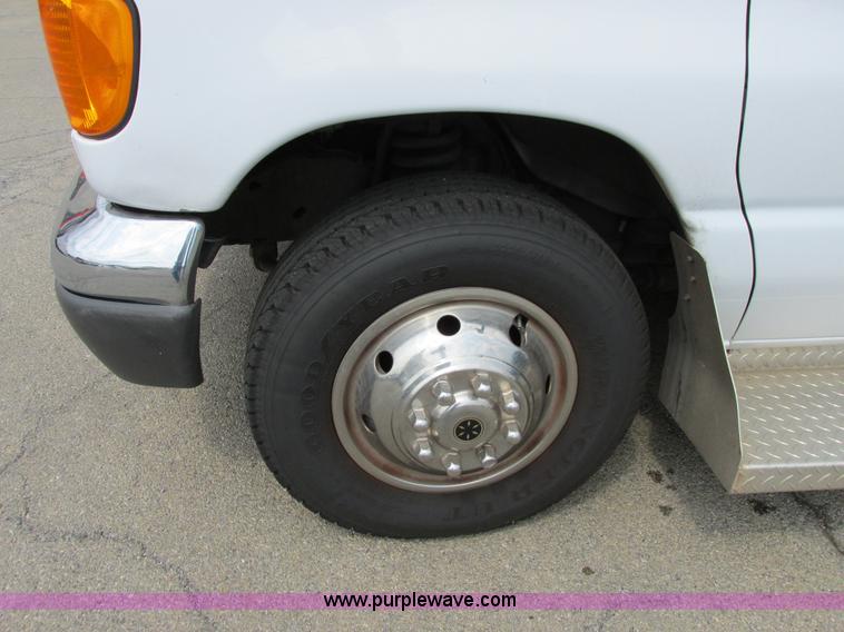 image for item B4791 2006 Ford E450 transit vehicle