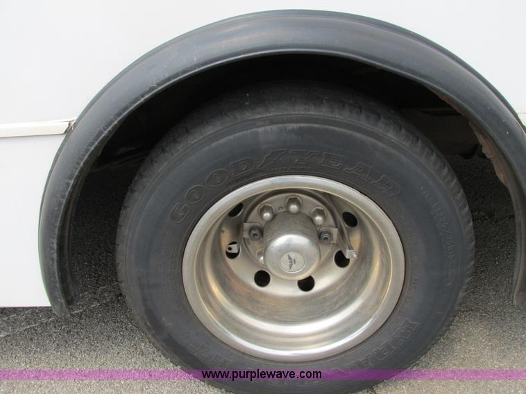 image for item B4791 2006 Ford E450 transit vehicle